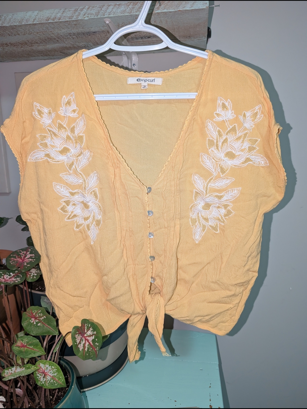 2/30$ 💓 Rip Curl Yellow Embroidered Tie-Front Women's Top